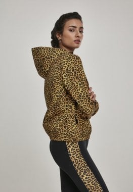 Leopard-patterned jacket lady side