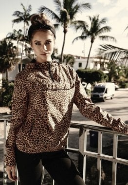 Leopard-patterned jacket lady