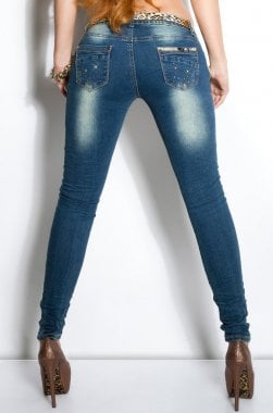 jeans med slitningar och leo 3