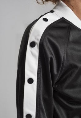 Jacket with push buttons on the arms of the lady 4