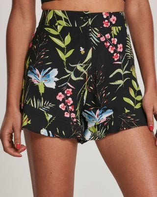 Floral shorts lady 1